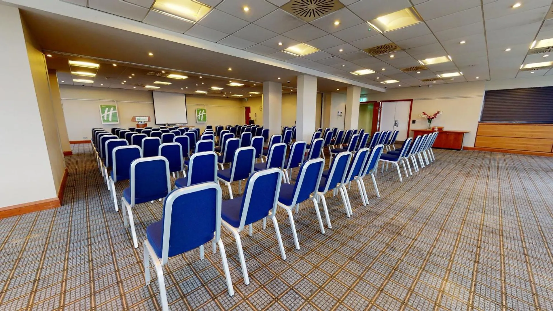 Holiday Inn Cardiff City By Ihg 4*,