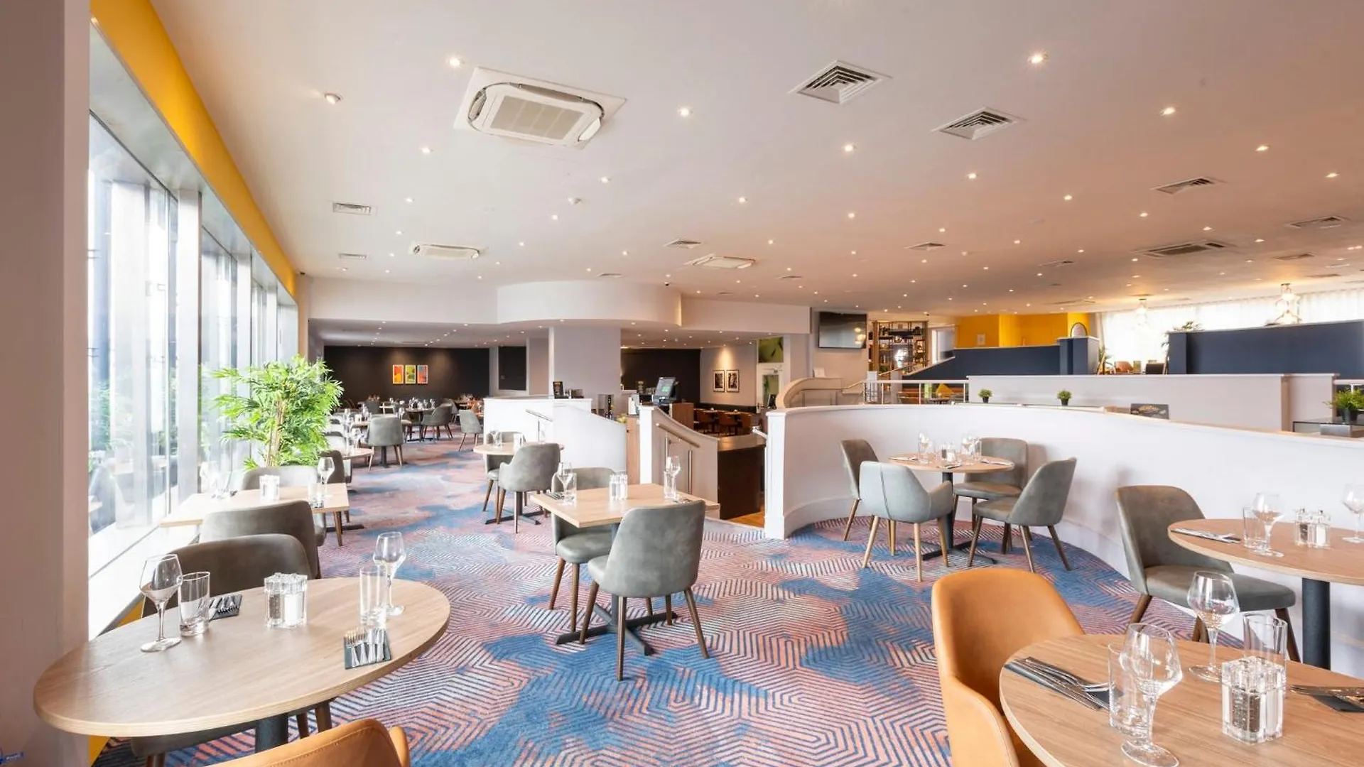 Holiday Inn Cardiff City By Ihg 4*,  United Kingdom