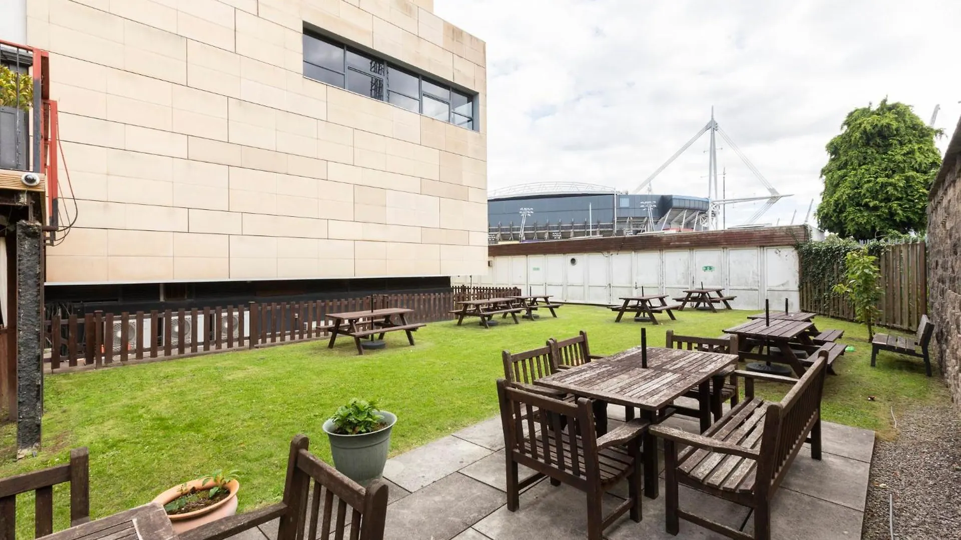 Holiday Inn Cardiff City By Ihg Hotel